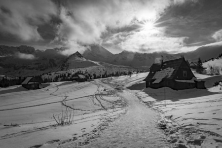 美丽的 Gasienicowa 山谷的冬季风光。Tatra 山脉波兰