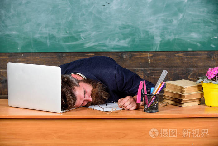 照片 老师的生活筋疲力尽.在工作中睡着了.教育者比普通人更注重工作.