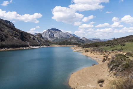 在西班牙的高山湖泊