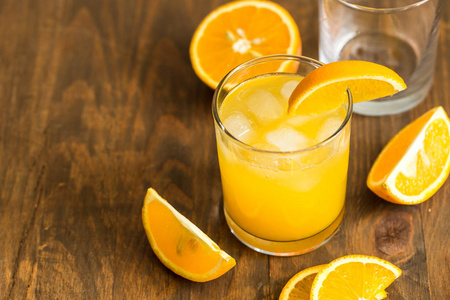榨的橙汁和冰