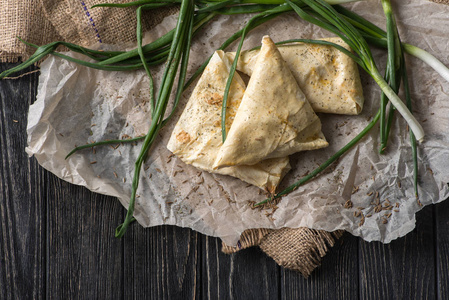 格鲁吉亚 khachapuri 在桌子上