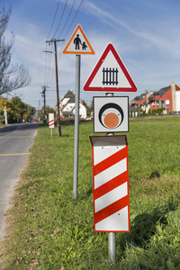 在铁路道口之前警告道路标志图片