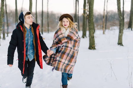 年轻的夫妇在冬季森林中跳舞