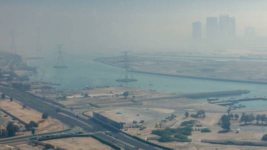 天际线在阿布扎比的街道 timelapse 的浓雾下, 是阿拉伯联合酋长国最大和人口最多的城市。日出后的摩天大楼鸟瞰图