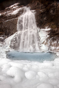 冻结在 Krimml 瀑布，奥地利风光的美丽