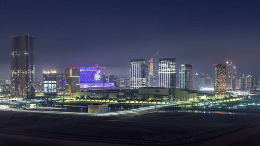 Reem 和 al Maryah 岛上的摩天大楼在阿布扎比夜 timelapse。空中 citiscape 从 Al Reem 