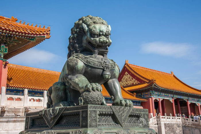 北京故宫博物馆太和殿门前的铜狮子一对