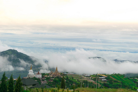 查看自然花卉山的天空和雾富 tubberk 泰国