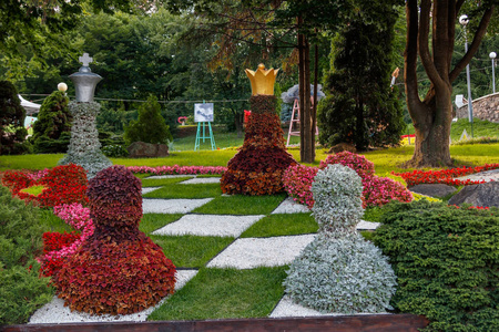 美丽的花卉雕塑和象棋作品特写