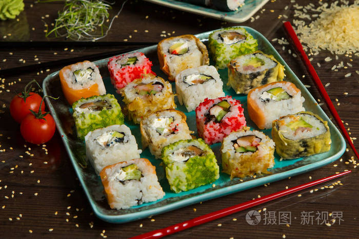 不同的寿司食物种类送达黑色背景.