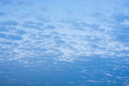 灰色的云彩部分覆盖天空在白天图片