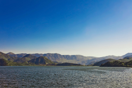 美丽的小山和海景