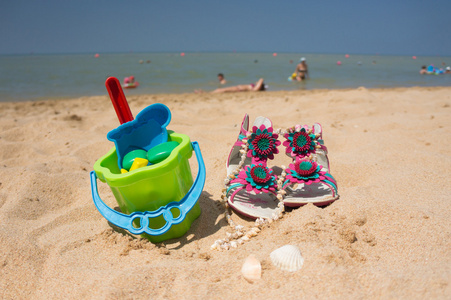 儿童沙箱反对大海和沙滩玩具