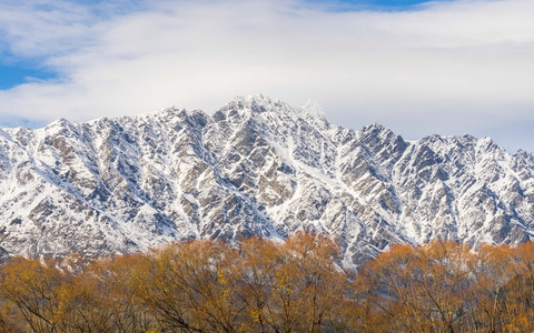 积雪覆盖的山