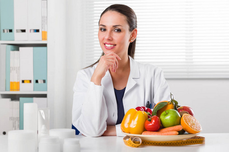 女性营养师，显示蔬菜和水果
