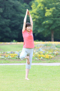 日本女人外面做瑜伽树式