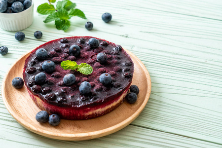 木材背景自制蓝莓奶酪蛋糕图片