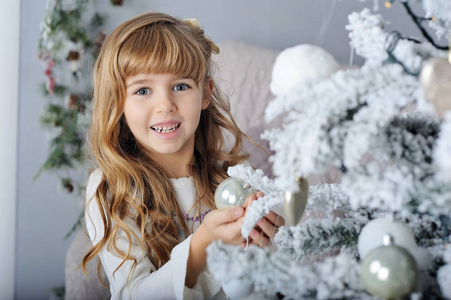 快乐的小微笑女孩与圣诞球