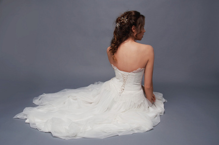 新娘的时尚。从背面的黑发新娘视图