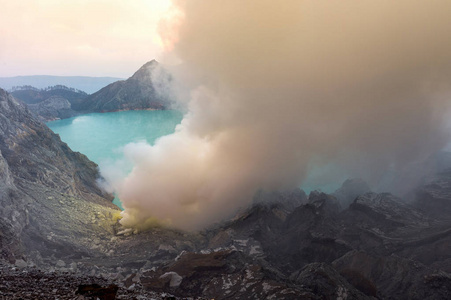 硫烟气从印度尼西亚卡瓦 Ijen Volcano 的火山口