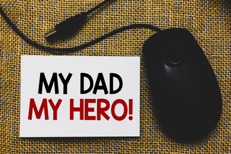 写信给我爸爸我的英雄。商业照片展示钦佩你的父亲爱的感情情感恭维传统鼠标旁边的白页与书面文字