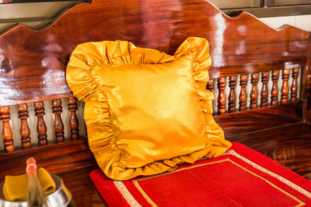 装饰的黄色枕头
