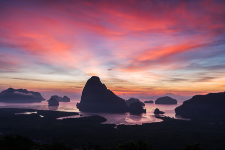 在海滩上美丽的夕阳