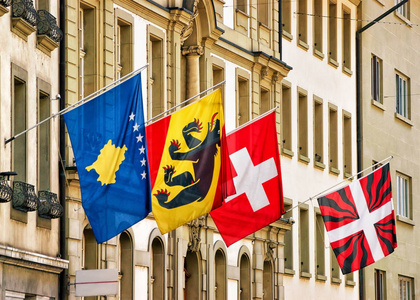 瑞士彩旗在伯尔尼城中心街图片