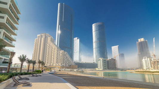 在阿布扎比的 Al Reem 岛上的摩天大楼 timelapse hyperlapse 从海滩。Citiscape 从 Al R