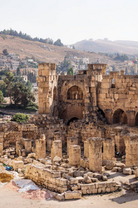 罗马废墟以反黎巴嫩山范围在背景在晴朗的天垂直, 巴勒贝克, 黎巴嫩