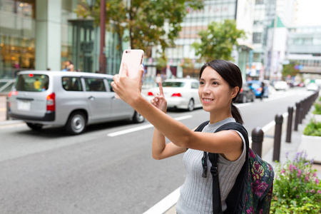 女人采取自拍照手机