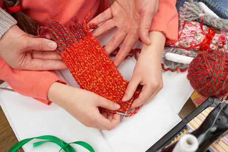 母亲教女儿女孩针织 顶视图 缝纫配件顶视图 裁缝工作场所，许多对象做针线活，手工制作的工艺品