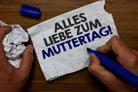 Word 文字 Alles Liebe Zum Muttertag。经营理念为快乐的母亲日爱好祝愿喜爱手拿着纸 lob 和蓝色标