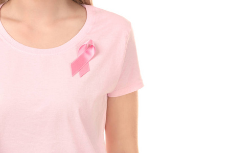 美丽的女人与粉红色丝带在白色背景, 特写。乳癌概念