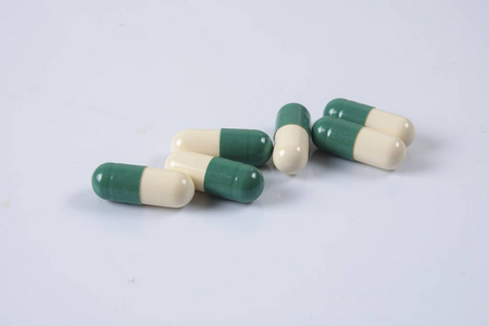 黄绿色白色药片。卫生保健概念