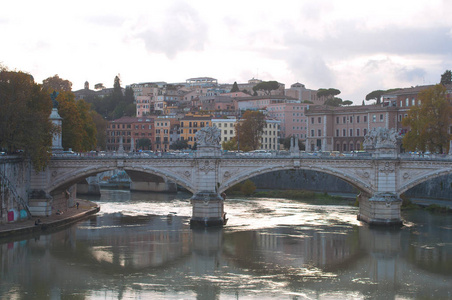 在罗马的桥梁。日落在河上。建筑