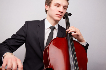 年轻男子演奏大提琴
