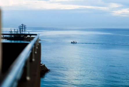 船在蔚蓝的大海暮光之城图片