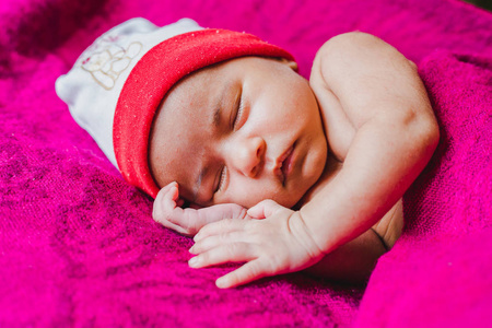 特写肖像的一个美丽的熟睡新生儿。沉睡的亚洲女婴。尼泊尔女婴