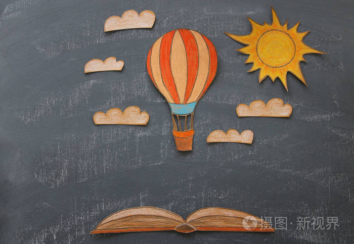 回到学校的概念.从纸上剪下的热气球 画在教室黑板背景上