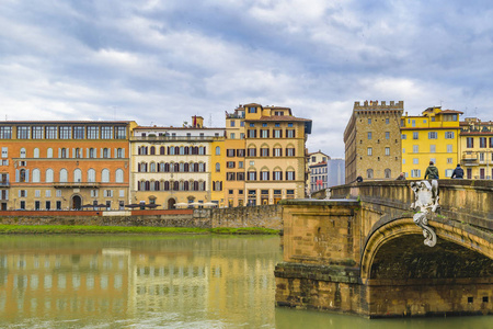以阿诺河畔建筑为主题的佛罗伦萨历史中心景观