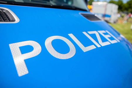 Polizei 在一辆德国警车上签字。Polizei 是警察部门的德语单词