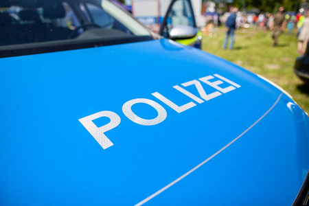 Polizei 在一辆德国警车上签字。Polizei 是警察部门的德语单词