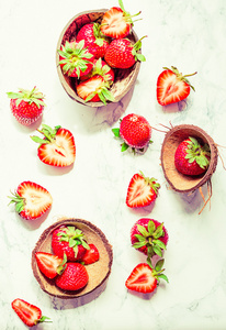 新鲜多汁的草莓，椰子壳，顶视图中