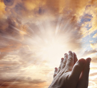 祷告的手在天空中