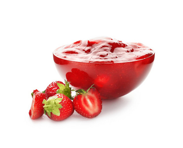白色背景的美味草莓果酱碗