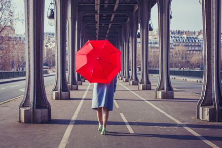 红伞的女人图片