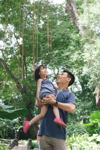 小女孩的肖像拥抱她的父亲与自然, 家庭概念