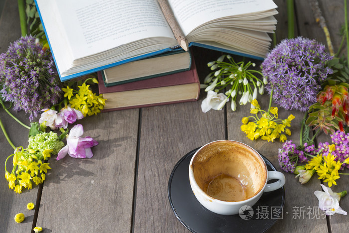 静物画的花和书,空杯咖啡上木坝
