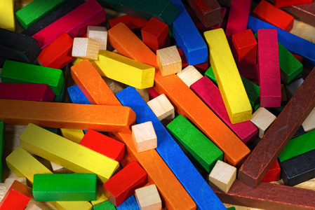 与件色彩各异的木制玩具